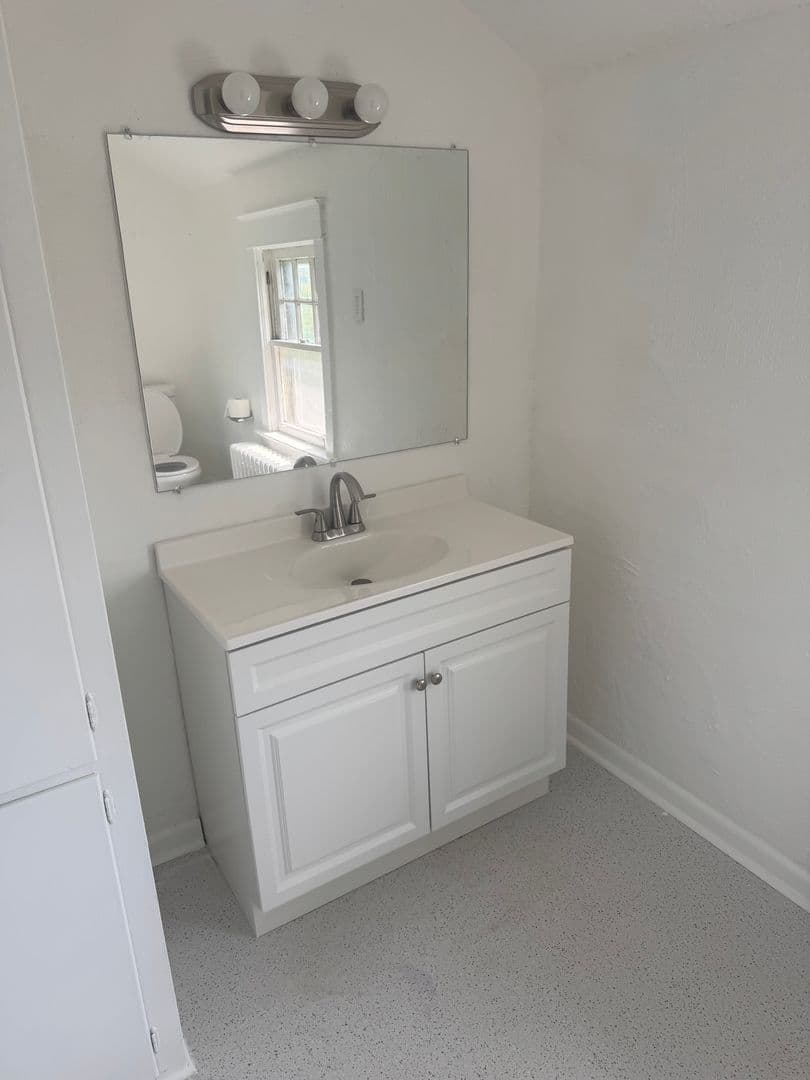 Elmer Apartment: 88 Chestnut St