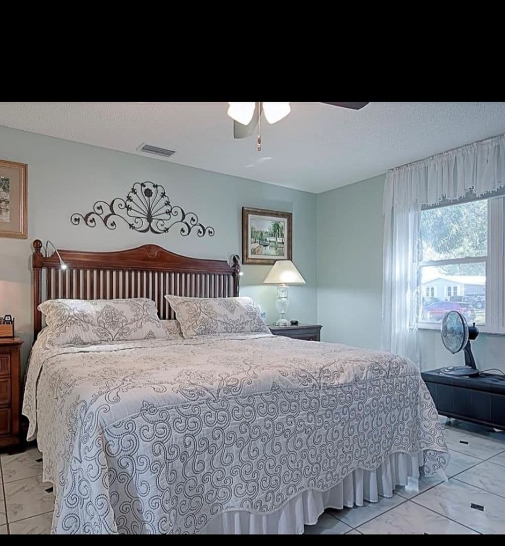 Lady Lake House: 923 Oleander St.