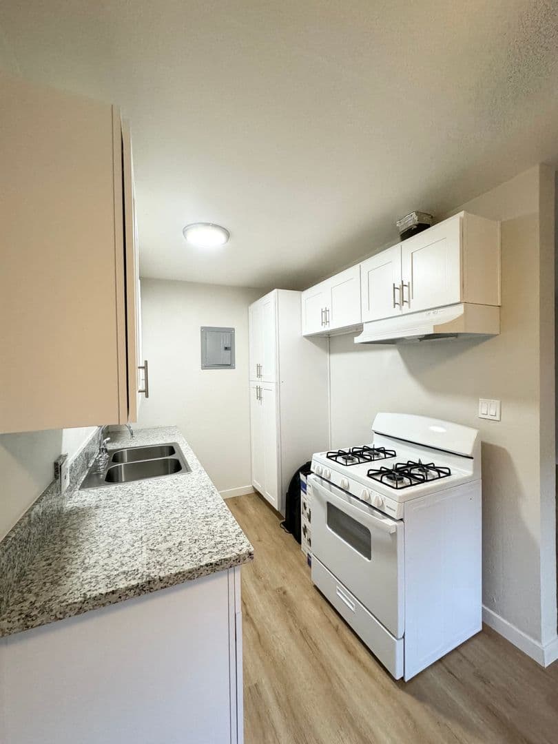 Pasadena Apartment: 80 N. Bonnie Avenue