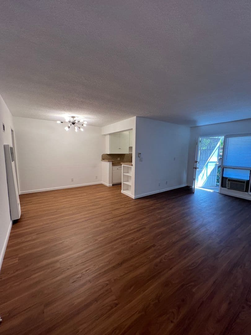 West Hollywood Apartment: 611 N Flores St.