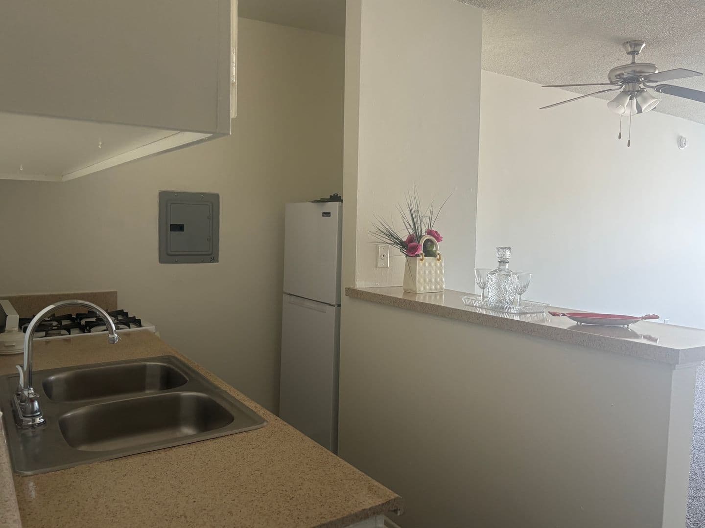 Los Angeles Apartment: 15537 Nordhoff St