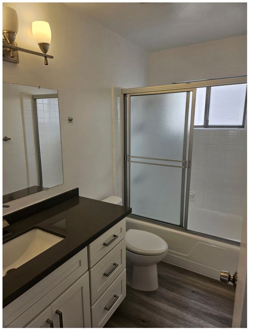 Los Angeles Apartment: 11924 Montana Ave.