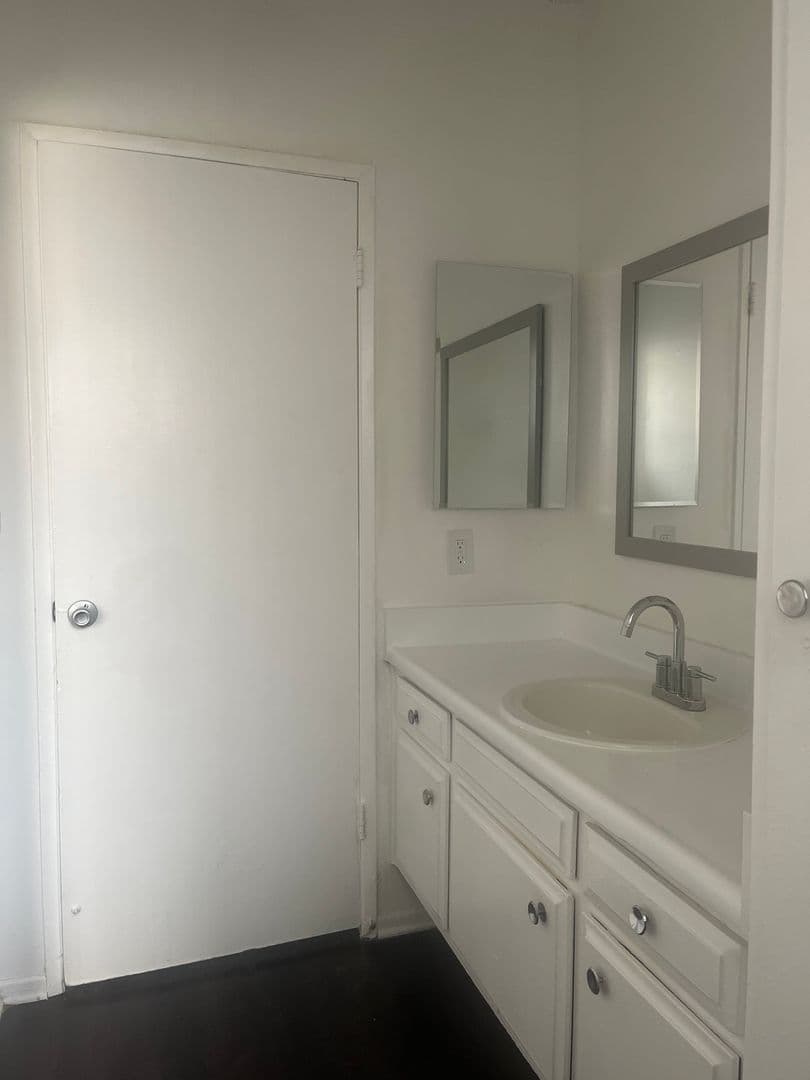 Los Angeles Apartment: 15537 Nordhoff St