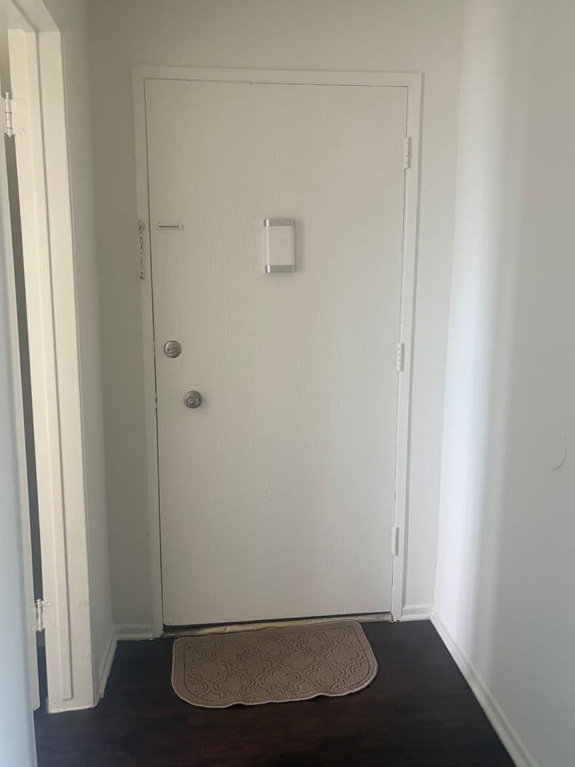 Los Angeles Apartment: 15537 Nordhoff St