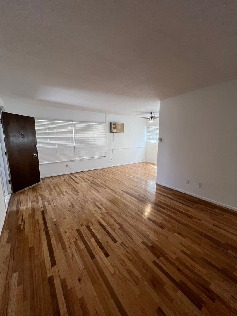 West Hollywood Apartment: 611 N Flores St.