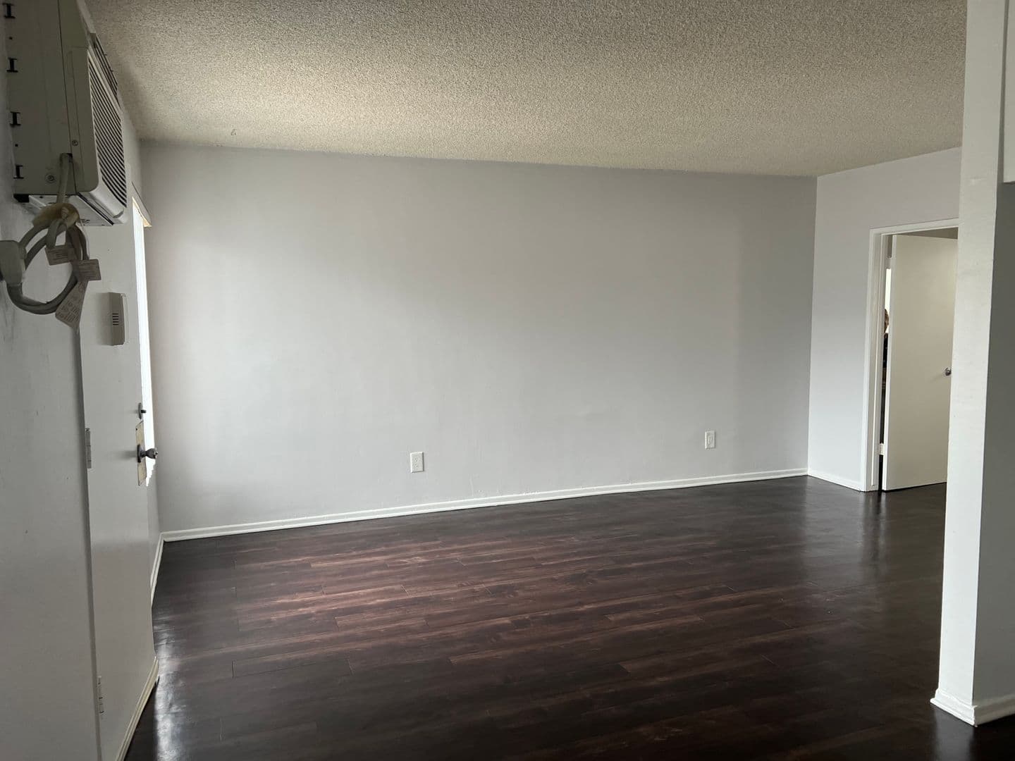 Los Angeles Apartment: 15537 Nordhoff St