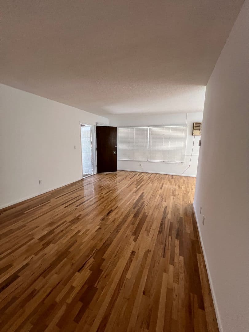 West Hollywood Apartment: 611 N Flores St.