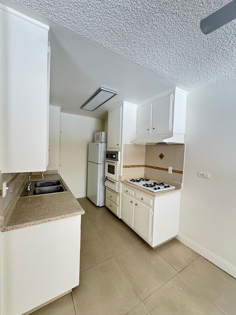 Glendale Apartment: 120 E Chestnut St