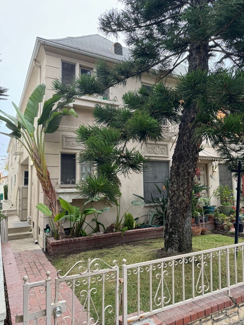 Beverly Hills Apartment: 352 S. Reeves Dr.