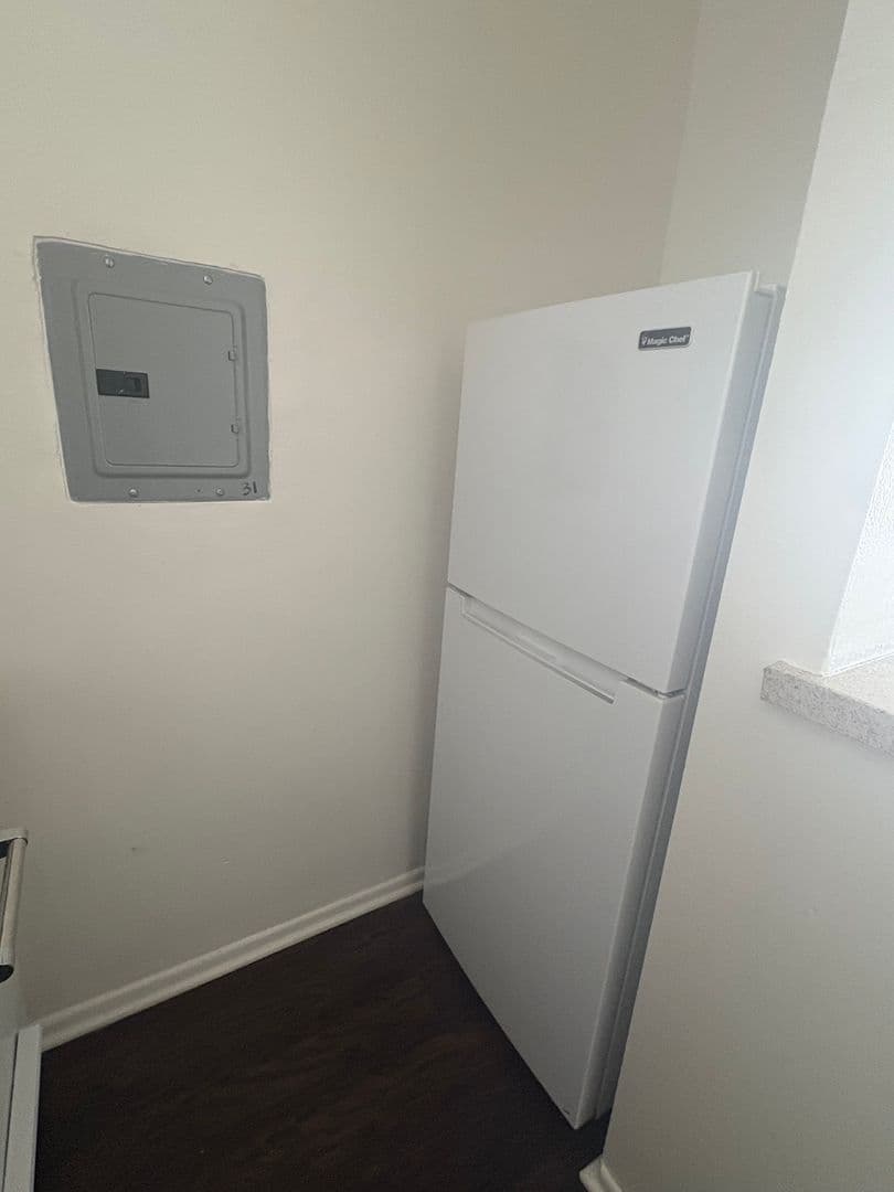 Los Angeles Apartment: 15537 Nordhoff St