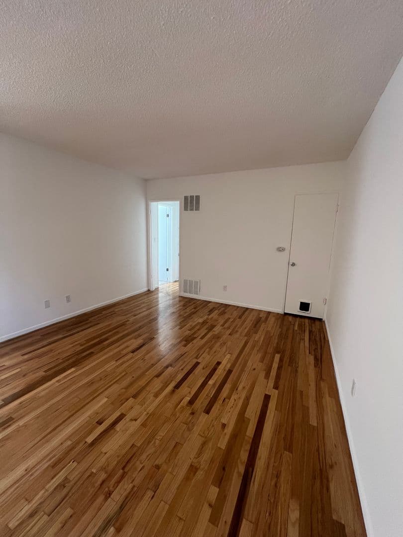 West Hollywood Apartment: 611 N Flores St.