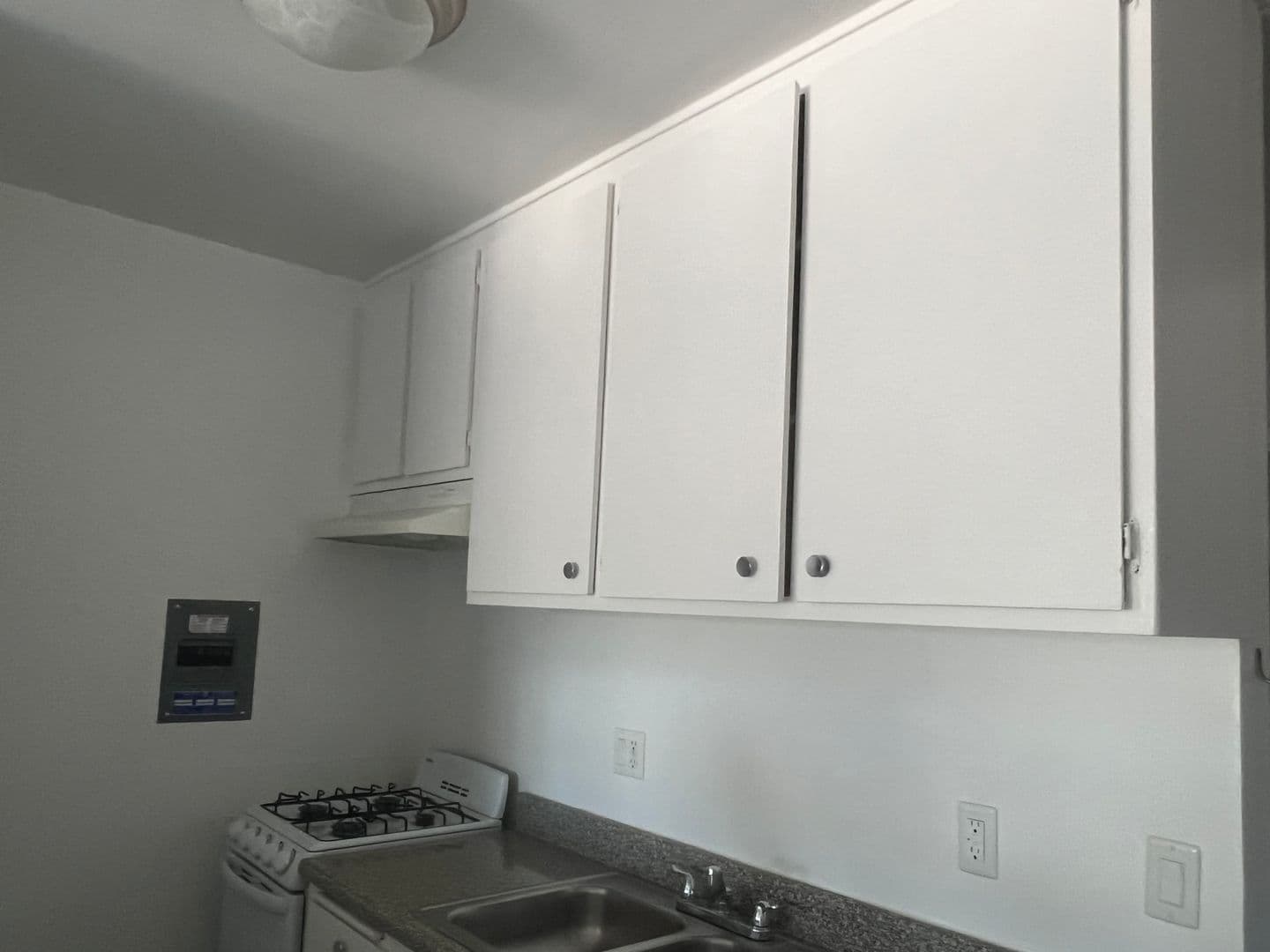 Los Angeles Apartment: 15537 Nordhoff St