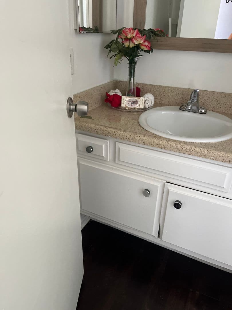 Los Angeles Apartment: 15537 Nordhoff St