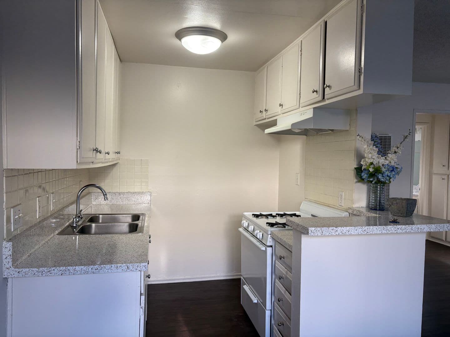 San Fernando Apartment: 650 Glenoaks Boulevard