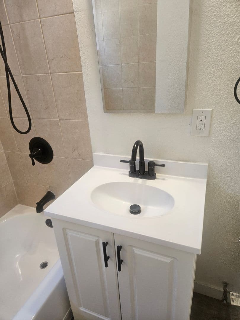 Los Angeles Apartment: 2278 W. Adams Blvd.