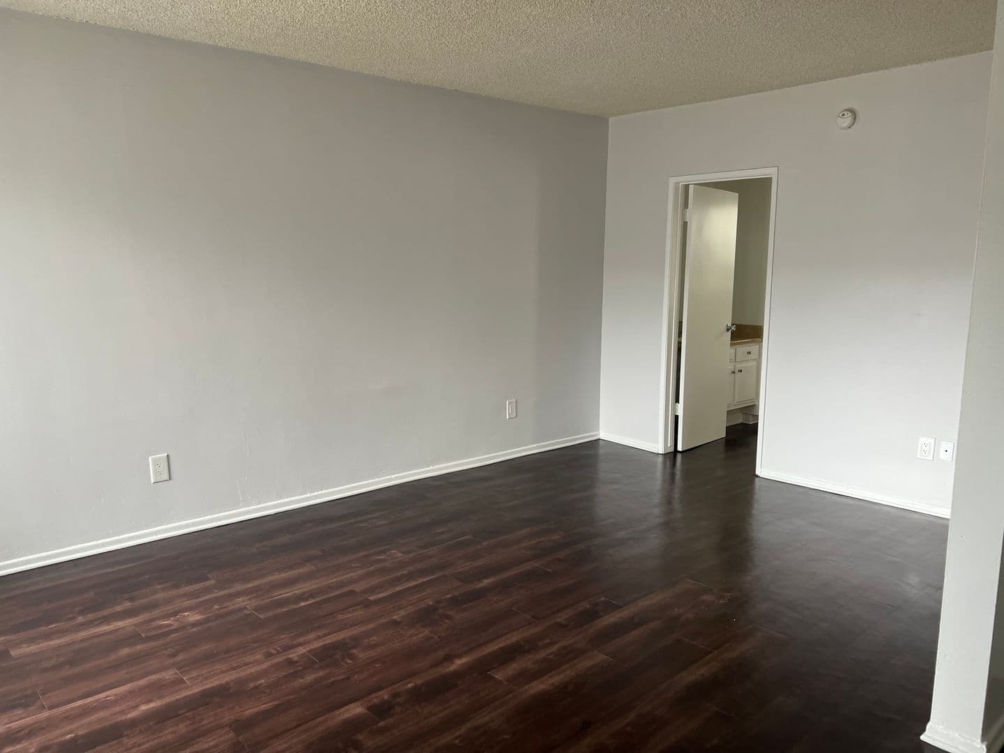 Los Angeles Apartment: 15537 Nordhoff St