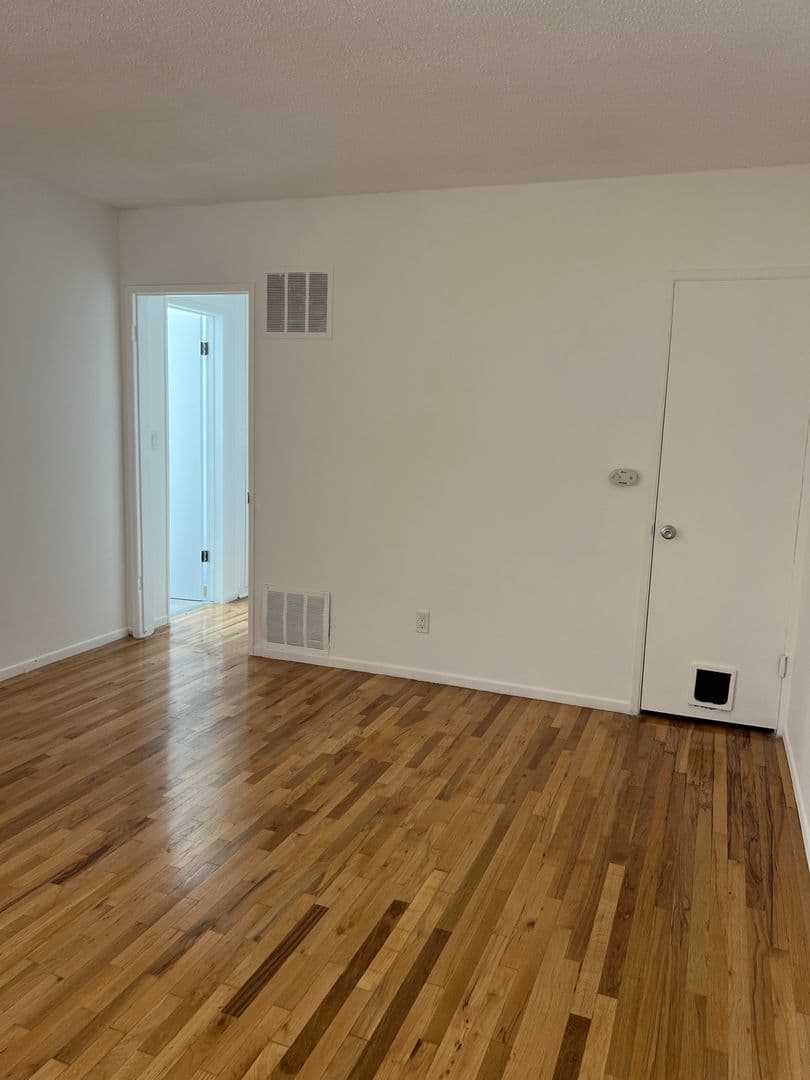 West Hollywood Apartment: 611 N Flores St.