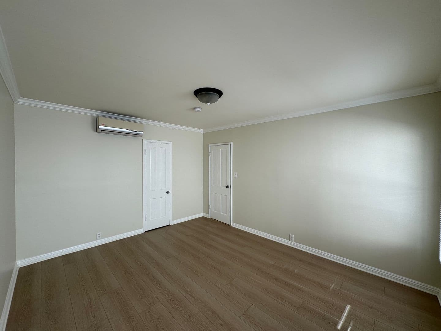 Beverly Hills Apartment: 352 S. Reeves Dr.