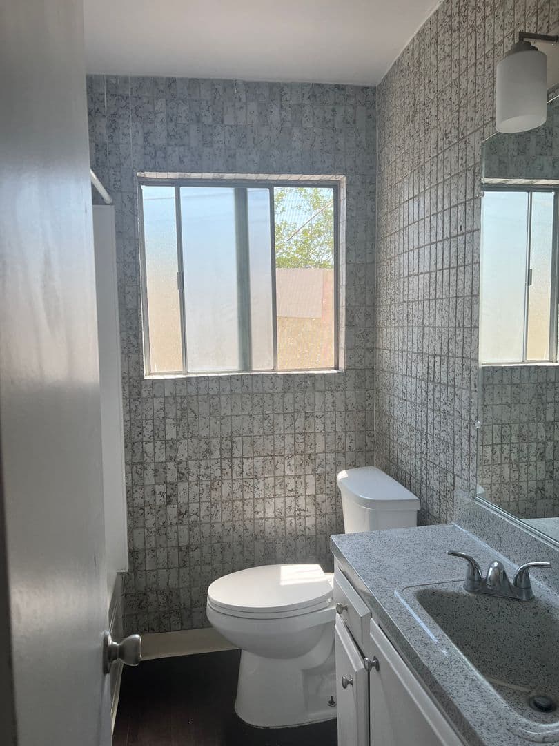 San Fernando Apartment: 650 Glenoaks Boulevard