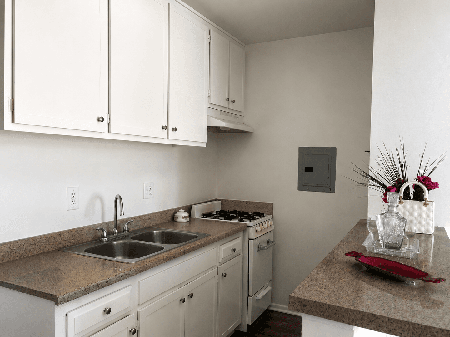 Los Angeles Apartment: 15537 Nordhoff St