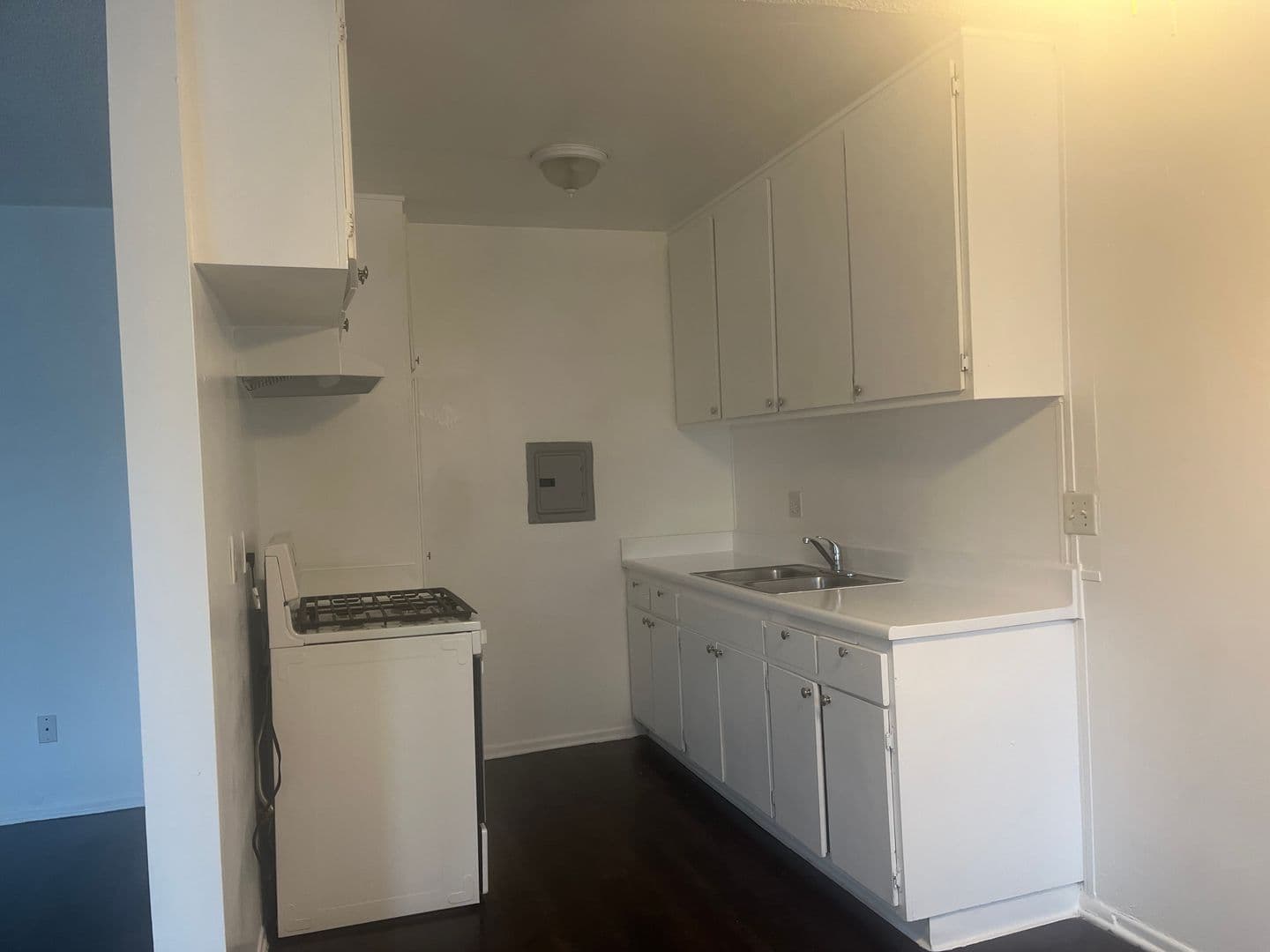 Los Angeles Apartment: 15537 Nordhoff St