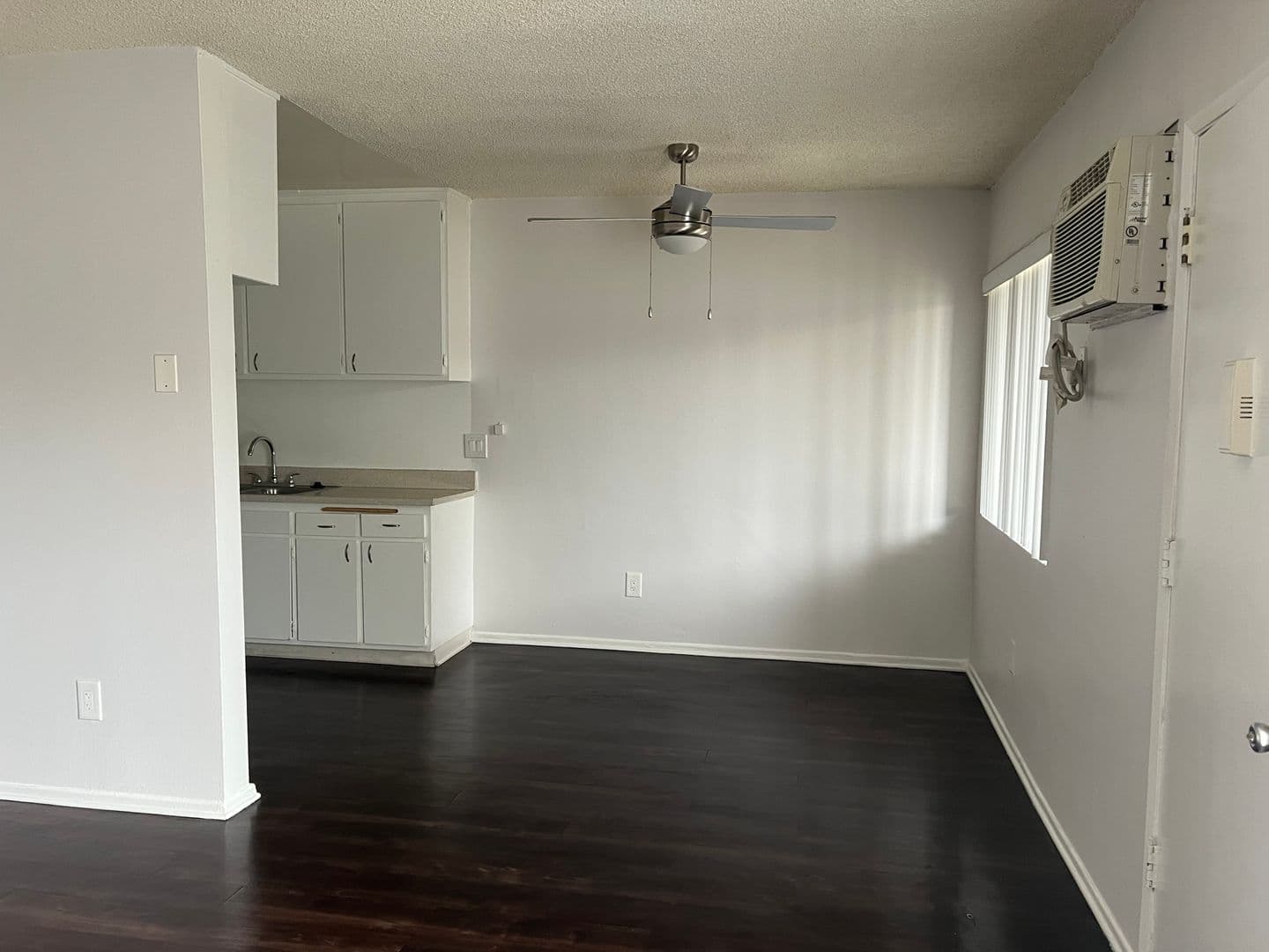 Los Angeles Apartment: 15537 Nordhoff St