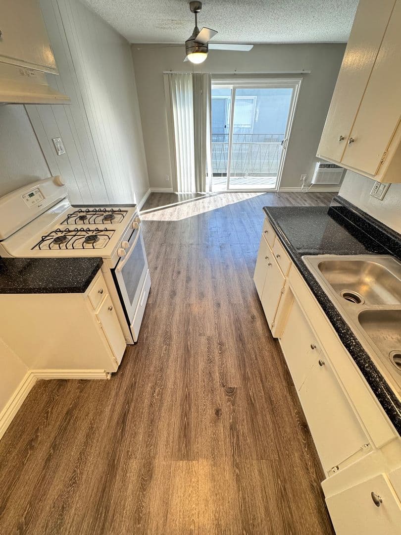Canoga Park Apartment: 21827 Lanark St