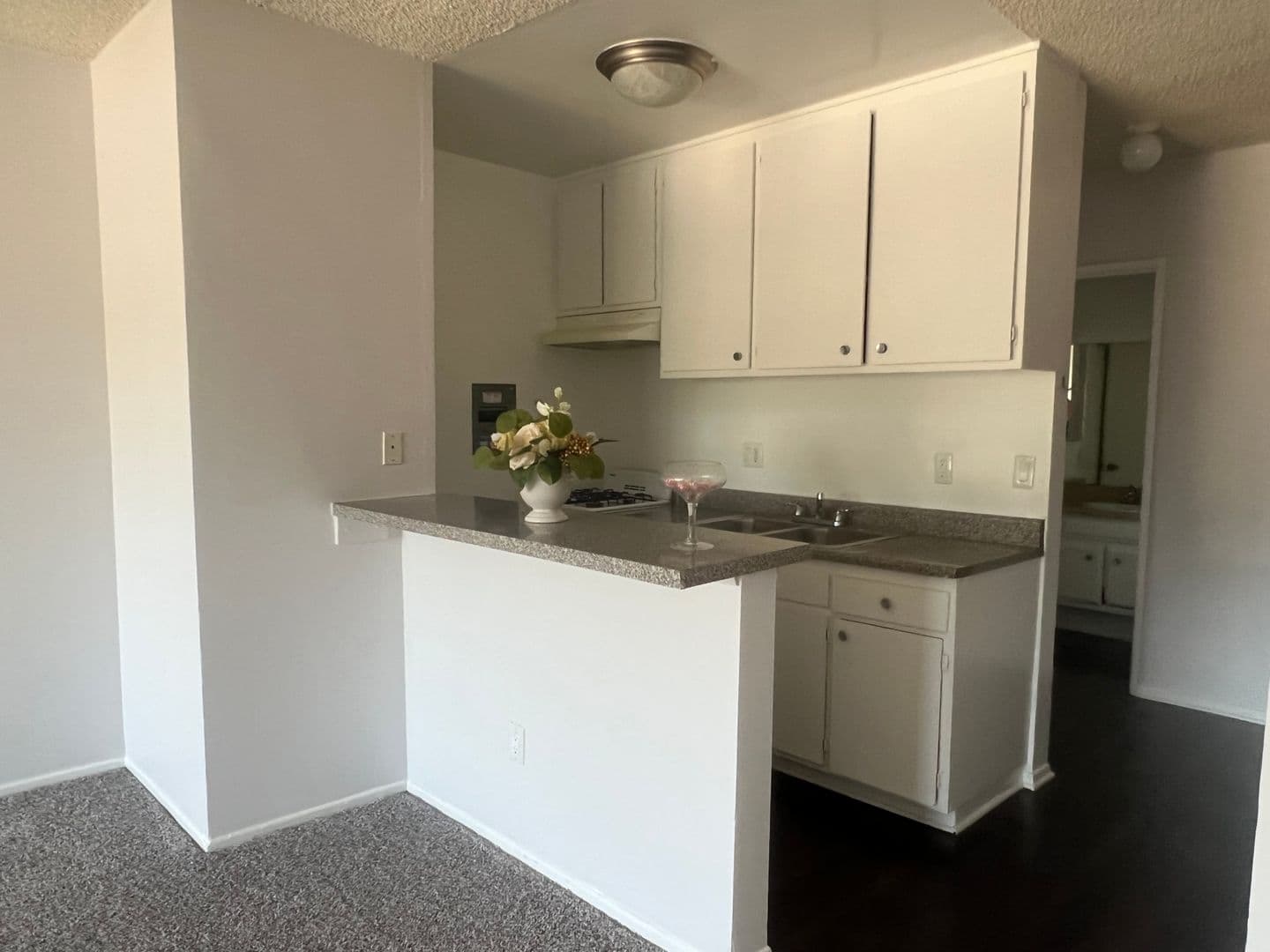 Los Angeles Apartment: 15537 Nordhoff St