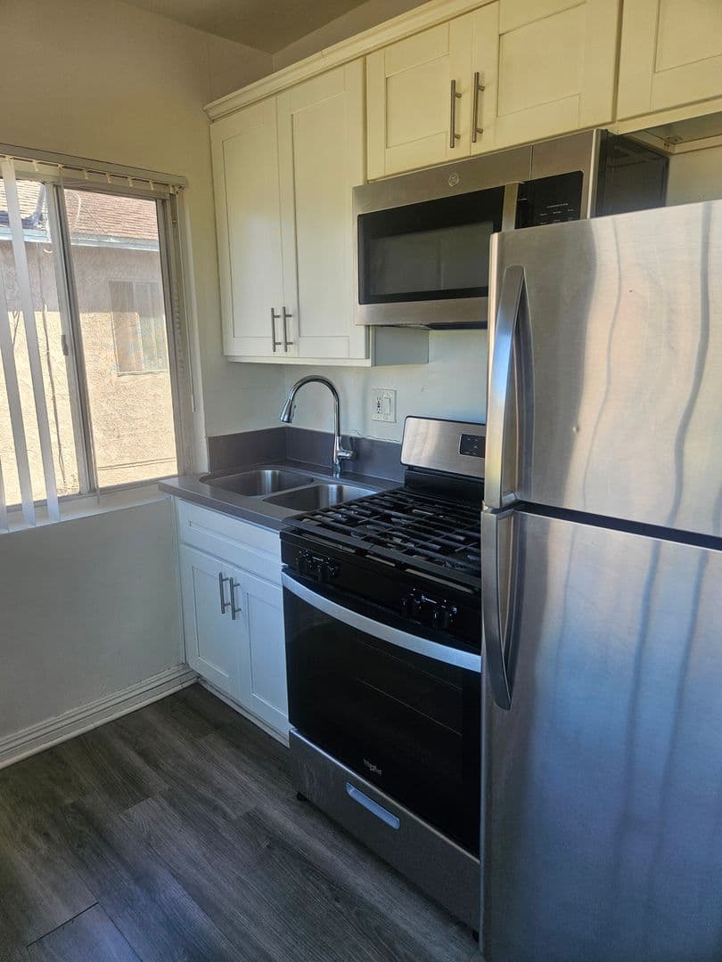 Los Angeles Apartment: 2278 W. Adams Blvd.
