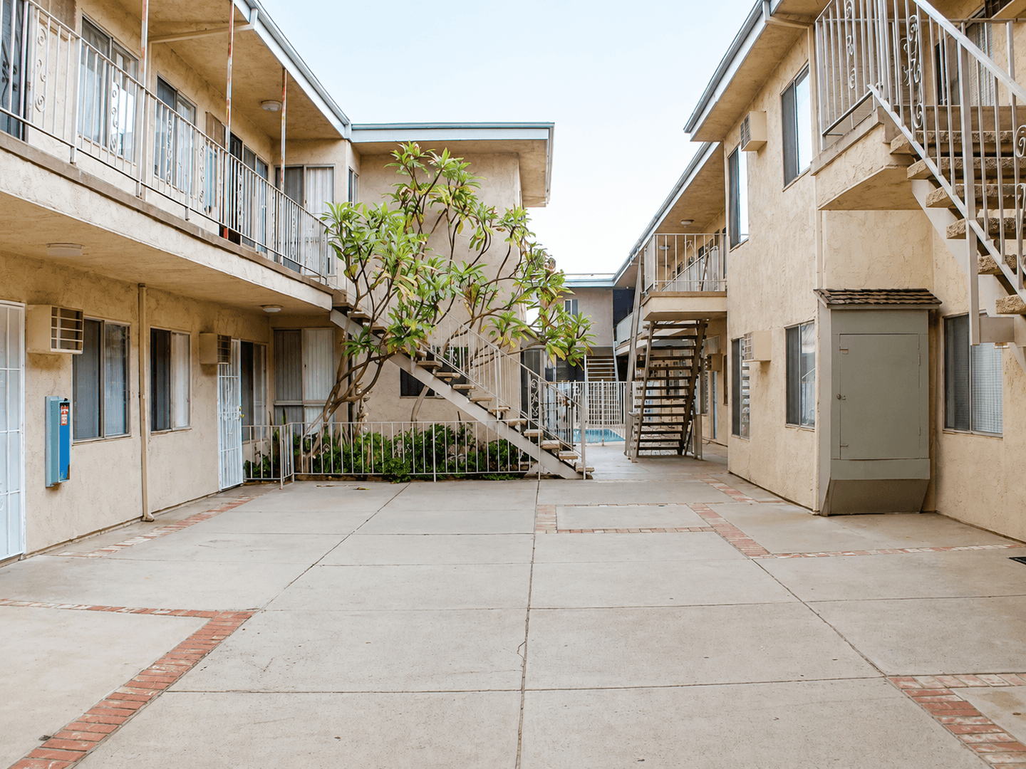 Los Angeles Apartment: 15537 Nordhoff St