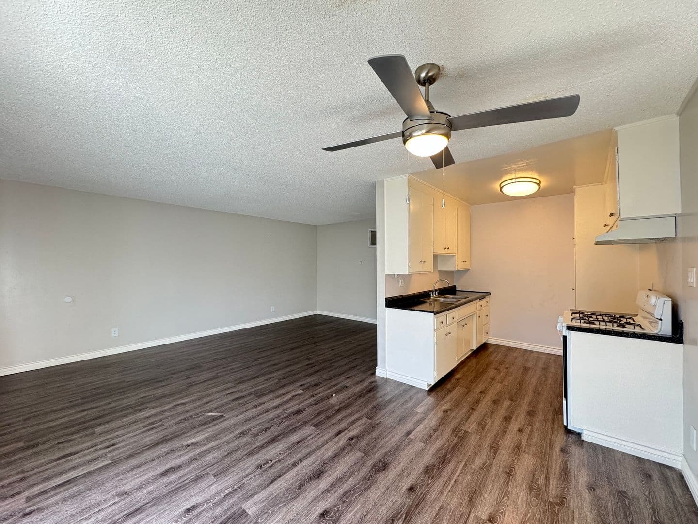 Canoga Park Apartment: 21827 Lanark St