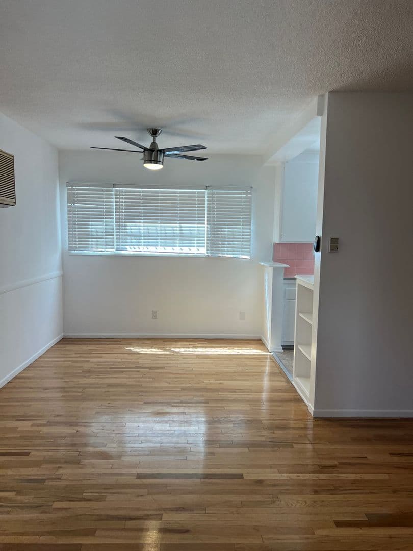 West Hollywood Apartment: 611 N Flores St.