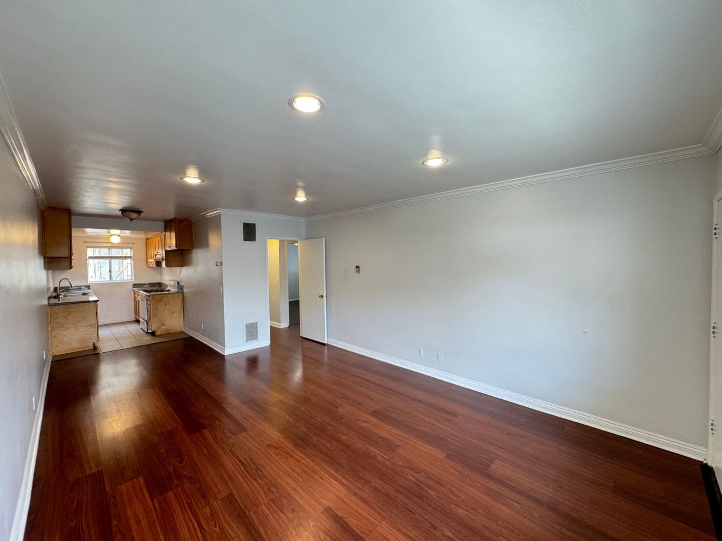 Glendale Apartment: 1332 E Broadway
