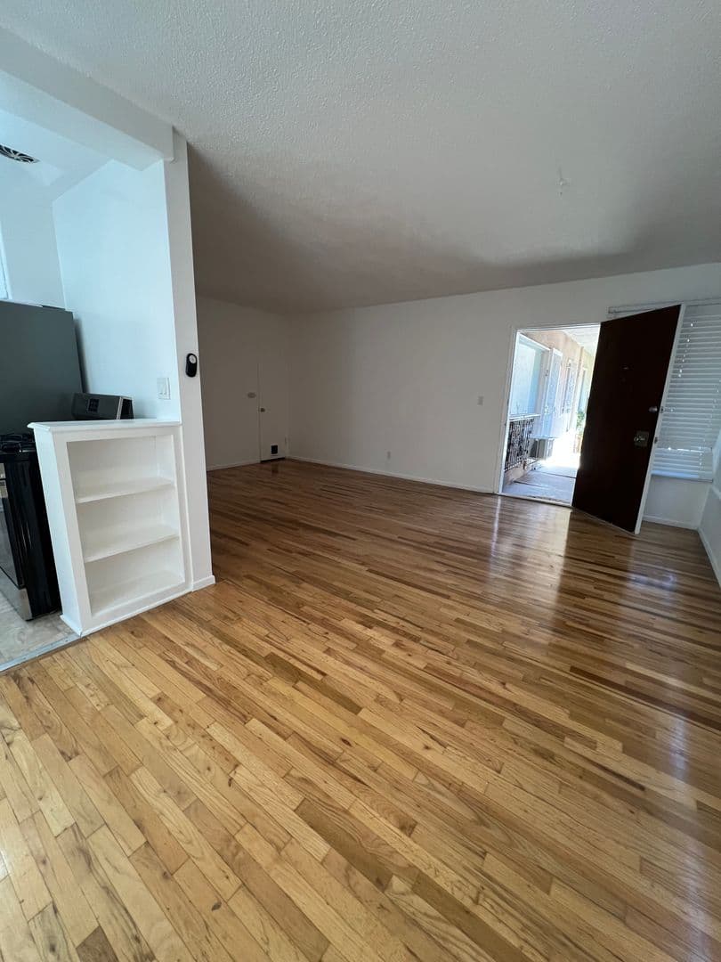 West Hollywood Apartment: 611 N Flores St.