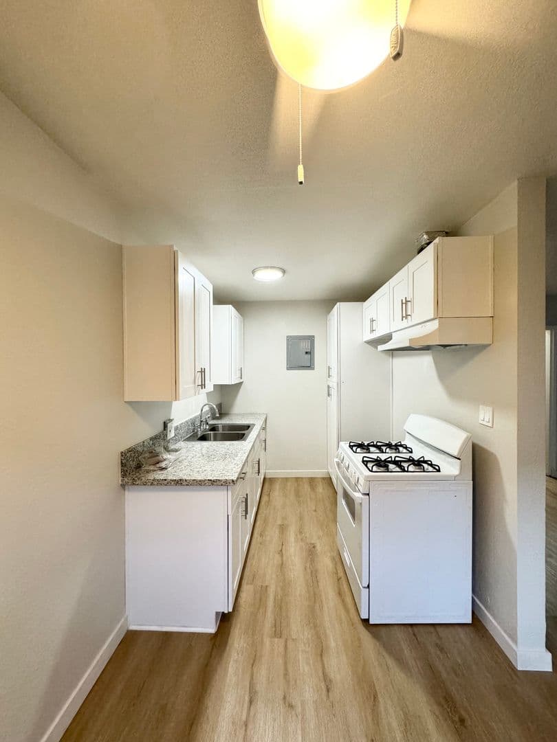 Pasadena Apartment: 80 N. Bonnie Avenue