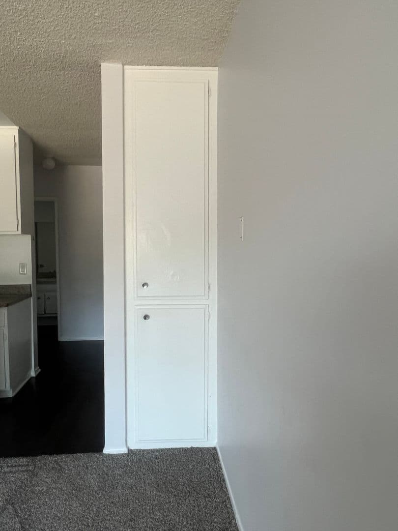 Los Angeles Apartment: 15537 Nordhoff St