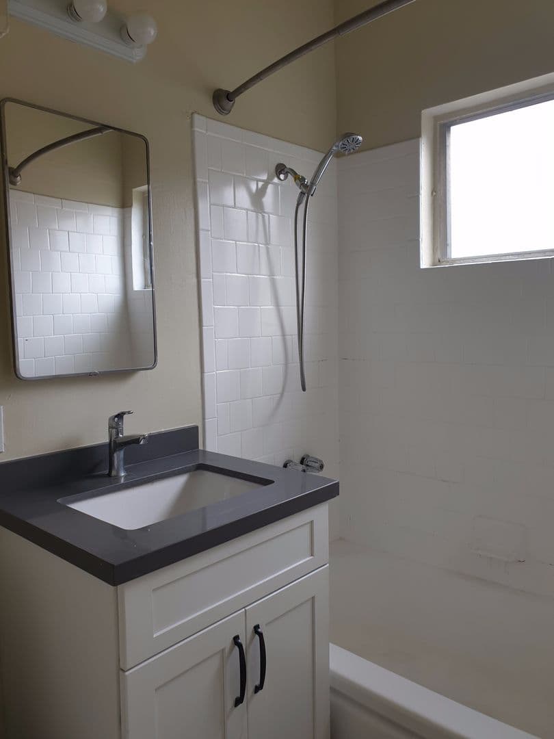 Los Angeles Apartment: 2278 W. Adams Blvd.