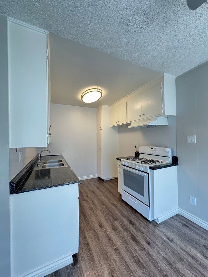 Canoga Park Apartment: 21827 Lanark St