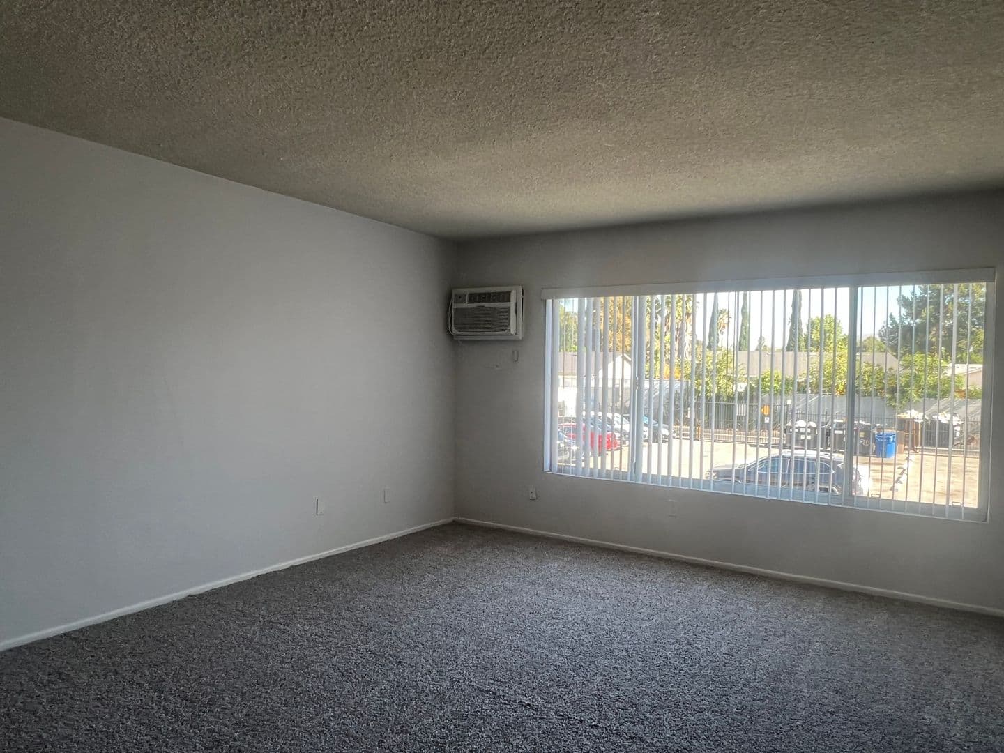 Los Angeles Apartment: 15537 Nordhoff St