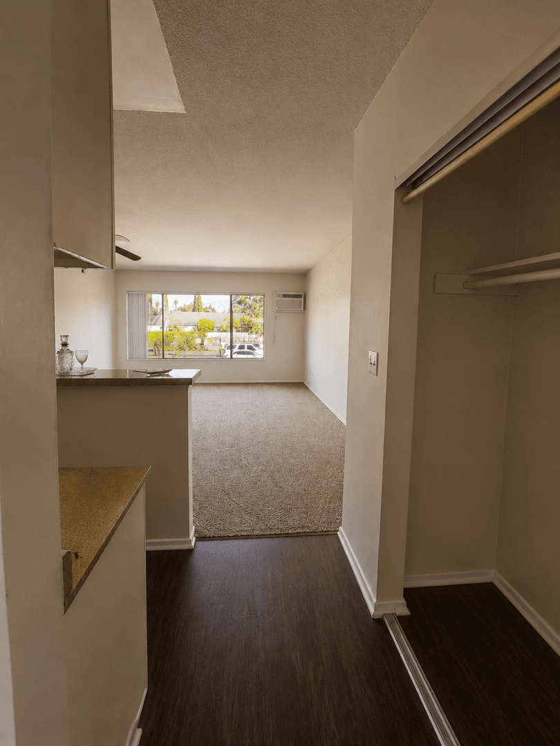 Los Angeles Apartment: 15537 Nordhoff St
