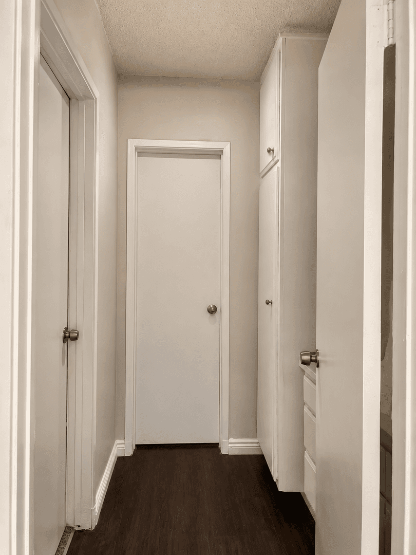Los Angeles Apartment: 15537 Nordhoff St