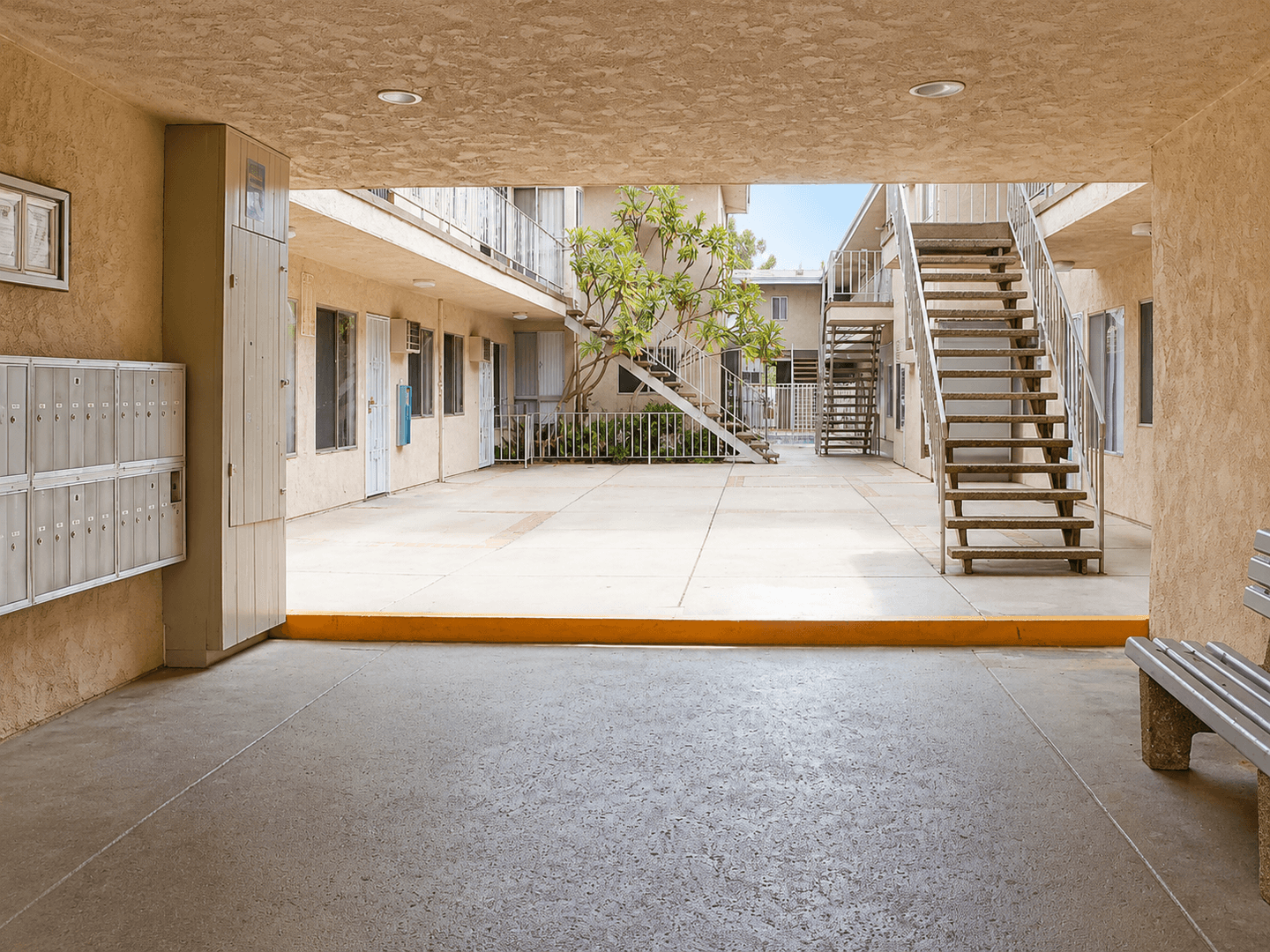Los Angeles Apartment: 15537 Nordhoff St