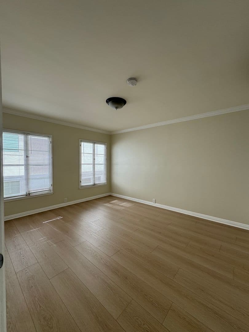 Beverly Hills Apartment: 352 S. Reeves Dr.