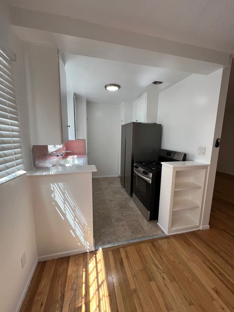 West Hollywood Apartment: 611 N Flores St.