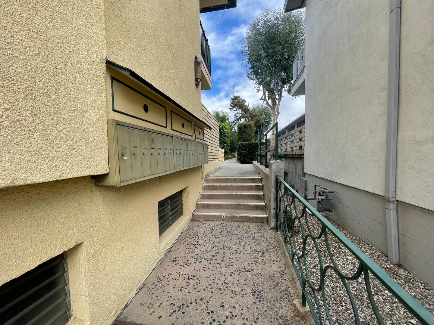 Pasadena Apartment: 244 S El Molino Ave