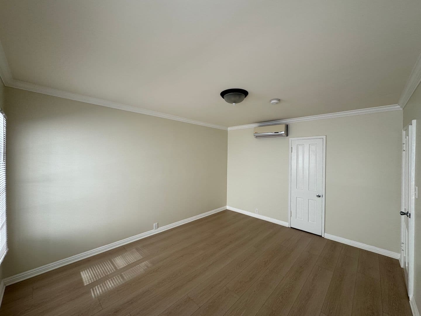 Beverly Hills Apartment: 352 S. Reeves Dr.
