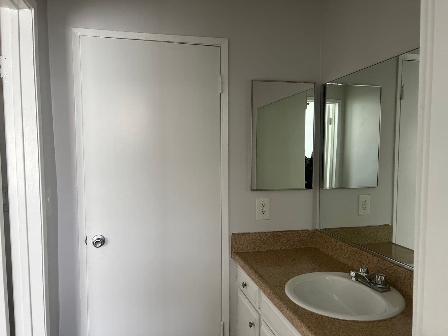 Los Angeles Apartment: 15537 Nordhoff St
