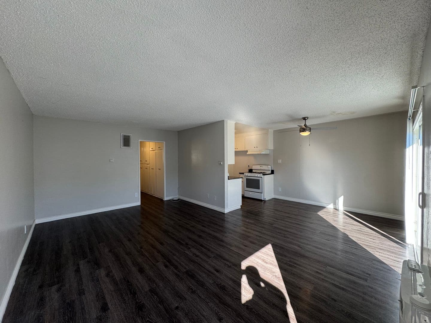 Canoga Park Apartment: 21827 Lanark St