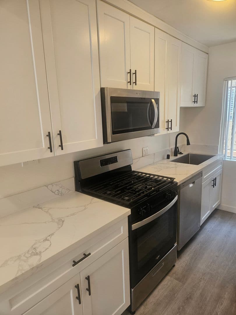 Los Angeles Apartment: 2278 W. Adams Blvd.
