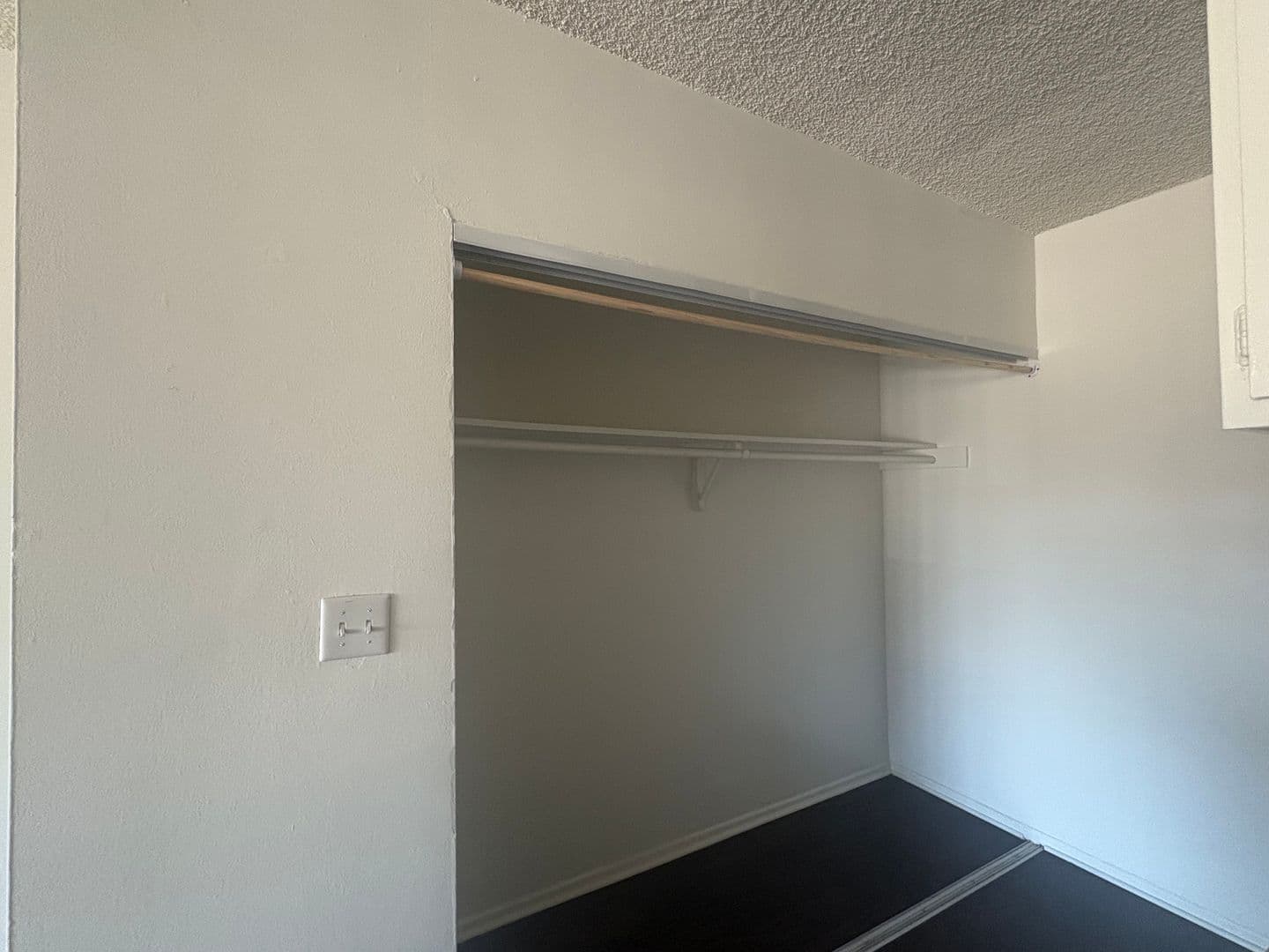 Los Angeles Apartment: 15537 Nordhoff St